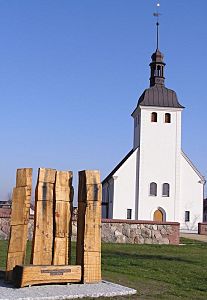 Gezeigt wird das Denkmal vor der Hornoer Kirche.