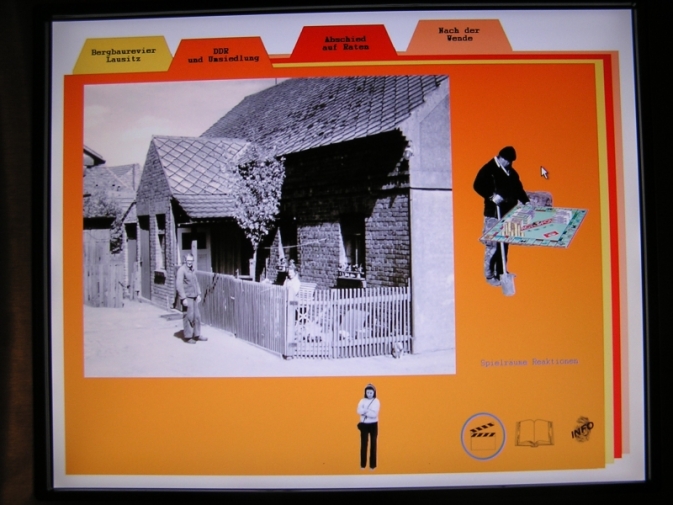 Foto: Blick auf die Multimediapräsentation "Umsiedlung" mit dem Filmclip "Spielräume und Reaktionen"