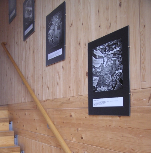 Foto: Luftbildaufnahmen im Treppenflur des Hornoer Gemeindezentrums