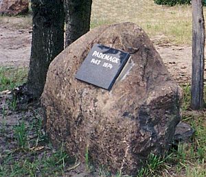 Blick auf den Gedenkstein mit der Inschrift "Pademagk 1463 - 1974"
