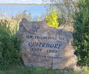 Blick auf den Gedenkstein mit der Inschrift: Zur Erinnerung an Quitzdorf 1404 - 1969, 37 Häuser. 159 Einwohner, 2016 Blick auf den Gedenkstein mit der Inschrift: Zur Erinnerung an Quitzdorf 1404 - 1969, 37 Häuser. 159 Einwohner, 2016