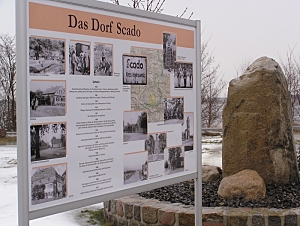 Blick auf die Scadoer Gedenktafel