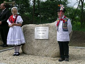 Zwei Trachtenkinder am Gedenkstein 