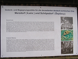 Blick auf die Gedenktafel mit Texten und Luftbildern zu Merzdorf und Schöpsdorf