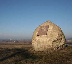 Gedenkstein vor dem ehemaligen Tagebau Meuro Gedenkstein vor dem ehemaligen Tagebau Meuro
