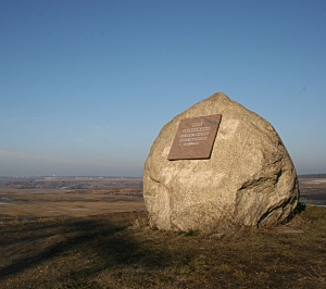 Gedenkstein vor dem ehemaligen Tagebau Meuro