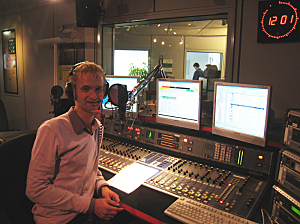 Blick auf den Moderator im Tonstudio des RBB Blick auf den Moderator im Tonstudio des RBB
