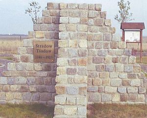 Der gemauerte Gedenkstein umgeben von Wiesen, Wegen, Gedenktafeln und jungen Bäumen. Der gemauerte Gedenkstein umgeben von Wiesen, Wegen, Gedenktafeln und jungen Bäumen.
