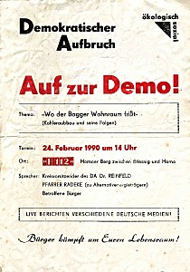 Lětak z napisom: Demokratiske zbuźenje; Na demonstraciju!; tema: źož bager zežerjo bydlenja: (górnistwo a jogo slědy); 24. februara 1990 zeger 14.00 góź.; F 112 mjazy Rjasnikom a Rogowom; powědaŕ: pśedsedaŕ DA dr. Reinfeld, faraŕ Radecke (k alternatiwnym nosarjam energije), pótrefjone bergarje; live rozpšawjaju wšake nimske medije; Wobydlarje wójujśo wó Waš žywjeński rum! Lětak z napisom: Demokratiske zbuźenje; Na demonstraciju!; tema: źož bager zežerjo bydlenja: (górnistwo a jogo slědy); 24. februara 1990 zeger 14.00 góź.; F 112 mjazy Rjasnikom a Rogowom; powědaŕ: pśedsedaŕ DA dr. Reinfeld, faraŕ Radecke (k alternatiwnym nosarjam energije), pótrefjone bergarje; live rozpšawjaju wšake nimske medije; Wobydlarje wójujśo wó Waš žywjeński rum!