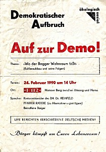 Lětak z napisom: Demokratiske zbuźenje; Na demonstraciju!; tema: źož bager zežerjo bydlenja:   (górnistwo a jogo slědy); 24. februara 1990 zeger 14.00 góź.; F 112 mjazy Rjasnikom a Rogowom;  powědaŕ: pśedsedaŕ DA dr. Reinfeld, faraŕ Radecke    (k alternatiwnym nosarjam energije), pótrefjone bergarje; live rozpšawjaju wšake nimske medije; Wobydlarje wójujśo wó Waš žywjeński rum! 