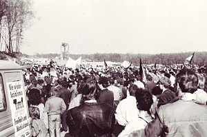 Póglěd na mań wobźělnikow demonstracije pśi Rogojskej górje. Póglěd na mań wobźělnikow demonstracije pśi Rogojskej górje.
