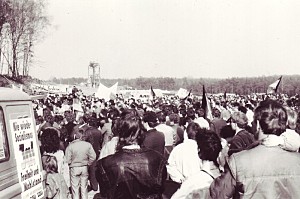 Póglěd na mań wobźělnikow demonstracije pśi Rogojskej górje.