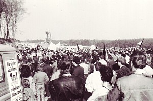 Blick über die Teilnehmermenge der Demo am Hornoer Berg. 