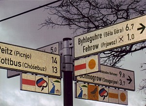 Radwegweiser in deutscher und sorbischer/wendischer Beschriftung. Radwegweiser in deutscher und sorbischer/wendischer Beschriftung.