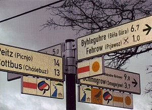 Radwegweiser in deutscher und sorbischer/wendischer Beschriftung.