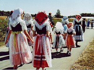 Žeńske w serbskej drastwje we swěźeńskem pśeśěgu.