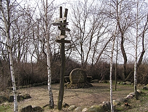 Der Gedenkstein mit der Inschrift: Dörfer Kückebusch 1367-1964, Vorberg 1355-1964 