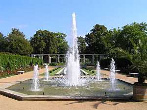 Wasserspiele mit Blick in Richtung Steinpergola