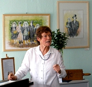 Frau Pielenz während eines Vortrages. Frau Pielenz während eines Vortrages.