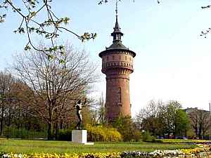 Der Forster Wasserturm, ein Backsteinbau im grünen Park